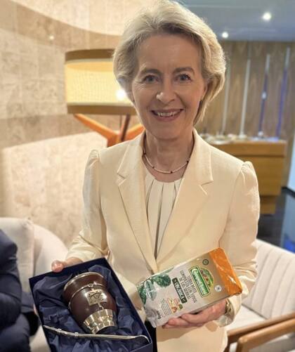 Ursula von der Leyen en el momento de recibir el mate