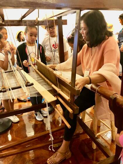 Ursulita Dela Cruz, una maestra tejedora de Kalibo, Aklan demuestra el tejido de piña-seda en un telar de pie en el Centro de Filipinas en Nueva York en 201