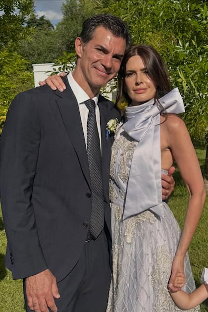 Urtubey y Macedo posan espléndidos. El espectacular traje de la actriz estaba rematado por un moño XL al cuello