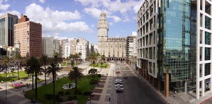 En este escenario con nuevas reglas y alta incertidumbre, Montevideo seduce por su estabilidad y rentabilidad.