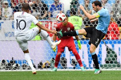 La lucha por la pelota entre Mbappé y Godín