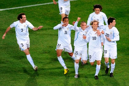 Uruguay abraza a Forlán, en el festejo de uno de los goles del 10 en Sudáfrica 2010