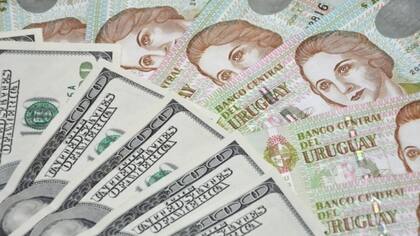 Uruguay debió reestructurar su deuda después de una fuerte corrida bancaria, cuando los depositantes argentinos retiraron en masa el dinero de los bancos por la crisis del 2001