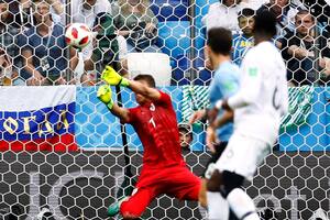 El error de Muslera en el segundo gol de Francia: como Karius en la Champions
