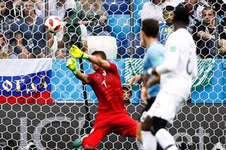 El error de Muslera en el segundo gol de Francia: como Karius en la Champions