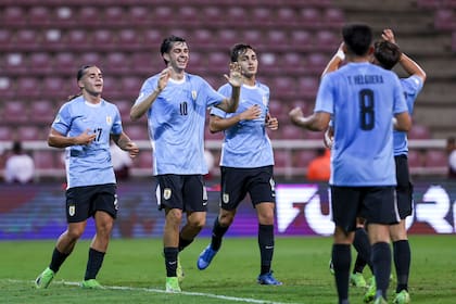 Uruguay fue muy superior a Paraguay, lo goleó 6 a 0 y se trepó a la cima de la tabla