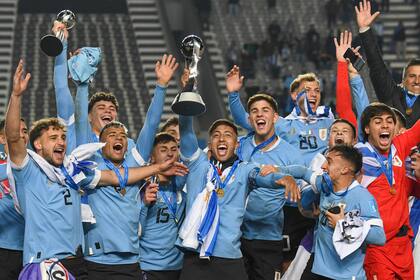Uruguay logró su primer título en el Mundial Sub 20 y levantó el trofeo en el estadio Único Diego Armando Maradona de La Plata