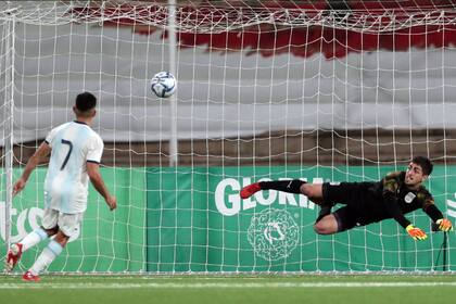 Valenzuela ejecuta de emboquillada y al medio del arco el penal del 2-0 frente a Uruguay.