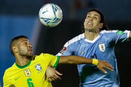 Cavani disputa la pelota en lo alto con Renan Lodi; la garra uruguaya no le alcanzó a la Celeste para pelearle el partido a Brasil, que se fue líder del Centenario tras su victoria por 2 a 0.