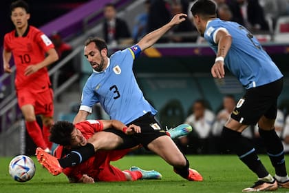 Uruguay y Corea del Sur no se sacaron ventajas en el debut de ambos seleccionados 