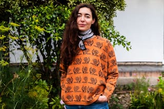 La mujer que vuelca sus pensamientos y recuerdos en cuadernos mientras convive con la montaña