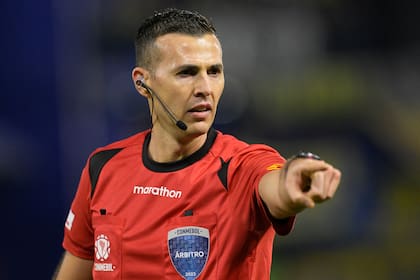 Uruguayan referee Andres Matonte gestures during the Copa Libertadores group stage second leg football match between Argentina's Boca Juniors and Venezuela's Monagas at La Bombonera stadium in Buenos Aires on June 29, 2023. (Photo by JUAN MABROMATA / AFP)