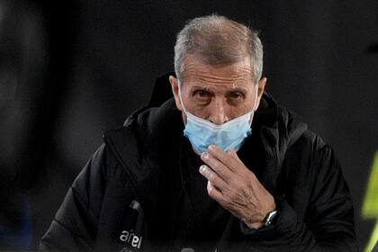 Uruguay's coach Oscar Washington Tabarez during the South American qualification football match against Argentina for the FIFA World Cup Qatar 2022 at the Monumental stadium in Buenos Aires, on October 10, 2021. (Photo by Juan Mabromata / AFP)