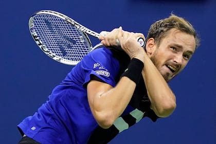 El ruso Daniil Medvedev mira la trayectoria de la pelota luego de impactarla frente al austríaco Dominic Thiem, que lo venció en sets corridos.