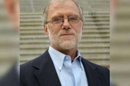 Howie Hawkins, del Partido Verde, es un californiano, de 67 años, quien se distingue por ser activista en movimientos contra la guerra, antinucleares y que abogan por los derechos de los trabajadores. Además, se ha postulado en tres oportunidades al cargo de gobernador de Nueva York (2010, 2014, 201