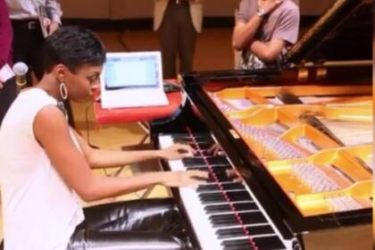 Jade Simmons, de 42 años, es una candidata independiente reconocida por ser concertista de piano profesional, pastora, conferencista y rapera. También escribió el libro Oraciones atrevidas para cambiadores del mundo, el cual está disponible en inglés y en español