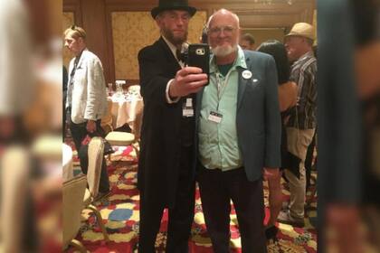 Brian T. Carroll (der.) lanzó su candidatura con el Partido Americano de la Solidaridad, el cual se describe como cristiano y democrático