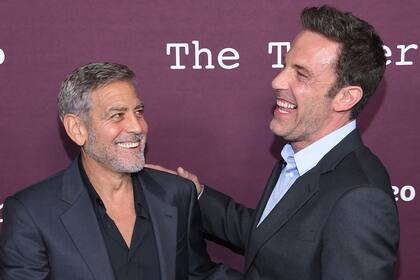 Muy sonrientes. George Clooney y Ben Affleck, en la premier de The Tender Bar en Los Ángeles