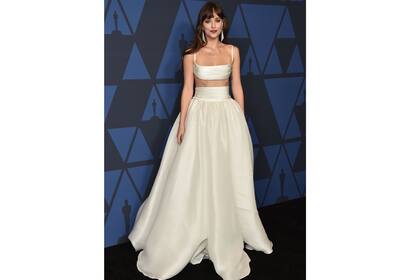 De blanco. Dakota Johnson lució una creación de Brandon Maxwell