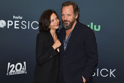 Qué mirada. Maggie Gyllenhaal y Peter Sarsgaard, sonrientes en la premier de Dopesick, en el MoMA, en New York