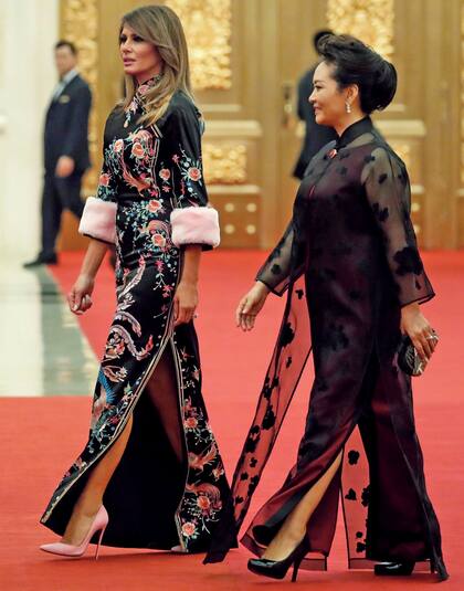 Fanática de la moda, la mujer de Donald Trump atrapó todas las miradas con su espectacular vestido de inspiración oriental de Gucci durante la visita de Estado a China en 2017.