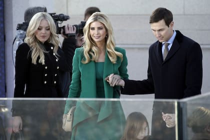 Verde solapa decontracté. Junto a su marido Jared Kushner y Tiffany Trump en el Lincoln Memorial en Washington, en enero 2017