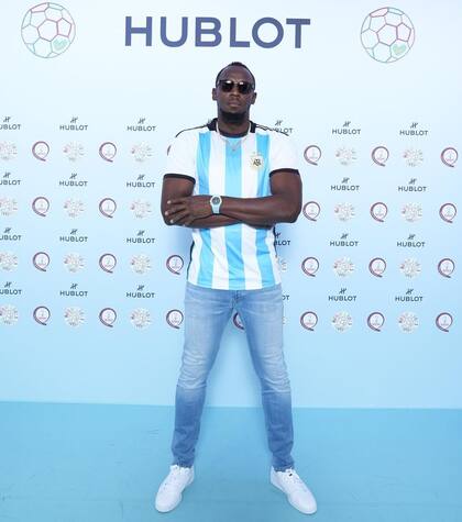 Usain Bolt posó con la camiseta argentina en la previa a la gran final del Mundial de Qatar
