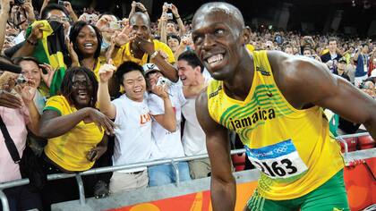 Usain Bolt sonríe a los fans luego de ganar la competencia de los 100 metros en los Juegos Olímpicos de Beijing, en agosto de 2008
