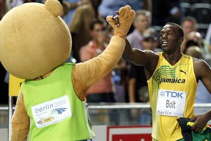 Usain Bolt y Berlino, en pleno festejo tras consagrarse en los 100 metros, con récord mundial de 9s58/100