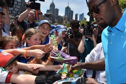 Usain firmando autógrafos, durante dos horas