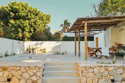‘‘Usamos piedra tipo Mar del Plata para delimitar esta terraza y, en el centro, piedra partida blanca. Las diferentes plataformas se hicieron en hormigón alisado con cuarzo’’.