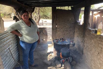 Su mamá, Ubaldina, preparando el almuerzo