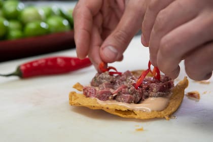 Usan picantes como el chile jalapeño verde, el rojo, el ají Panka y el Mirasol.