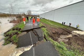 Usan sacos de arena para reforzar dique que se rompió cerca de Seattle