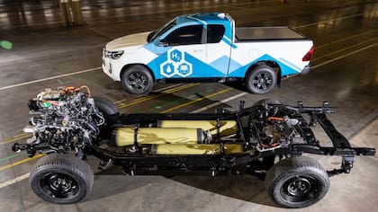 Usando un Hilux estándar como base, el equipo de ingenieros a cargo del proyecto extrajo el motor diesel y la transmisión, y los reemplazó con el mismo sistema a hidrógeno de propulsión de pila de combustible de hidrógeno del Mirai de segunda generación.