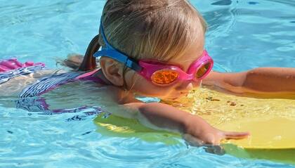 Usar antiparras que eviten el ingreso de agua a los ojos es una medida preventiva útil para evitar las conjuntivitis irritativas por el cloro de la pileta.