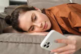 Por qué no debes mirar el celular al despertar