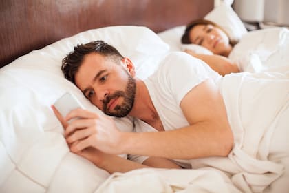 Usar el celular al despertar puede provocar estrés en las personas