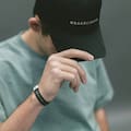 Qué dice la psicología sobre las personas que usan gorra todos los días