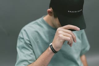 Qué dice la psicología sobre las personas que usan gorra todos los días