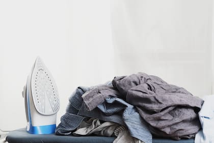 Usar menos la plancha, no solo es mejor para el medio ambiente, sino que también genera un ahorro económico y eléctrico