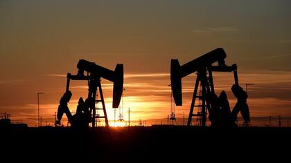 La gasolina "extra" pasó de US$1,85 a US$2,39 por galón en Ecuador, país que usa esa medida y el dólar de EE.UU. como moneda