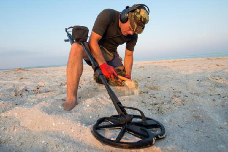 Salieron a caminar con sus detectores de metales en una playa de Florida y hallaron un tesoro de 300 años de antigüedad