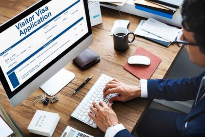 Uscis considerará un factor negativo que un extranjero respalde o promueva el terrorismo antisemita en redes sociales