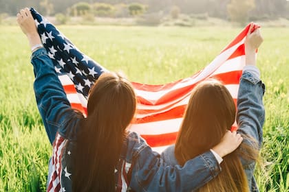 Uscis detalla deberes legales como pagar impuestos y respetar la Constitución