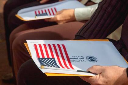 USCIS, históricamente encargada de beneficios migratorios, asumiría por primera vez funciones de deportación bajo directiva de Kristi Noem