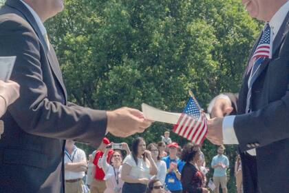 Antes de solicitar la naturalización, debe cumplir ciertos requisitos de elegibilidad