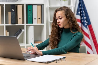 Uscis ofrece la opción de presentar los formularios en línea, con ventajas como seguimiento del caso y notificaciones personalizadas