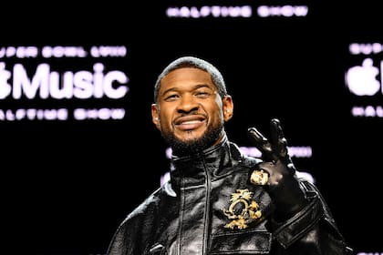 Usher posa durante la conferencia de prensa previa al Super Bowl, en Las Vegas 