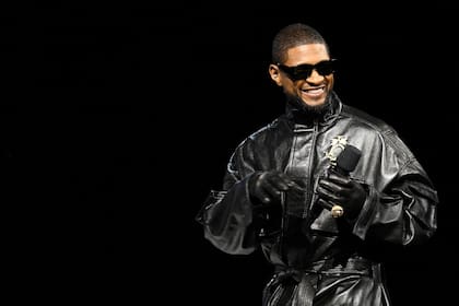 Usher sube al escenario durante la conferencia de prensa previa al juego del Super Bowl LVIII y el espectáculo de medio tiempo del Super Bowl LVIII de Apple Music en el Centro de Convenciones Mandalay Bay el 8 de febrero de 2024 en Las Vegas, Nevada